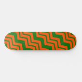 Orange Grüne Chevron-Zickzack-Design Skateboard (Horizontal)