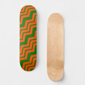 Orange Grüne Chevron-Zickzack-Design Skateboard (Vorderseite)