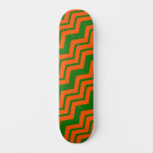 Orange Grüne Chevron-Zickzack-Design Skateboard (Vorderseite)