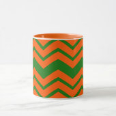 Orange Grüne Chevron-Zickzack-Design  Tasse (Zentrum)
