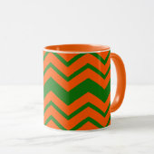 Orange Grüne Chevron-Zickzack-Design  Tasse (VorderseiteRechts)
