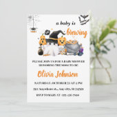 Orange Halloween Baby Brewing Baby Shower Einladung (Stehend Vorderseite)