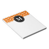 Orange Halloween Bat Pattern Black Monogram Notizblock (angewinkelt)