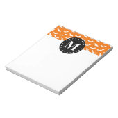 Orange Halloween Bat Pattern Black Monogram Notizblock (Rotiert)