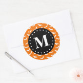Orange Halloween Bat Pattern Black Monogram Runder Aufkleber (Umschlag)