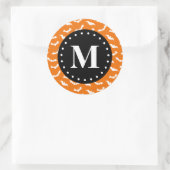 Orange Halloween Bat Pattern Black Monogram Runder Aufkleber (Tasche)