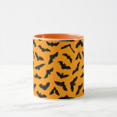 Orange Halloween Flying Bats Tasse (Zentrum)