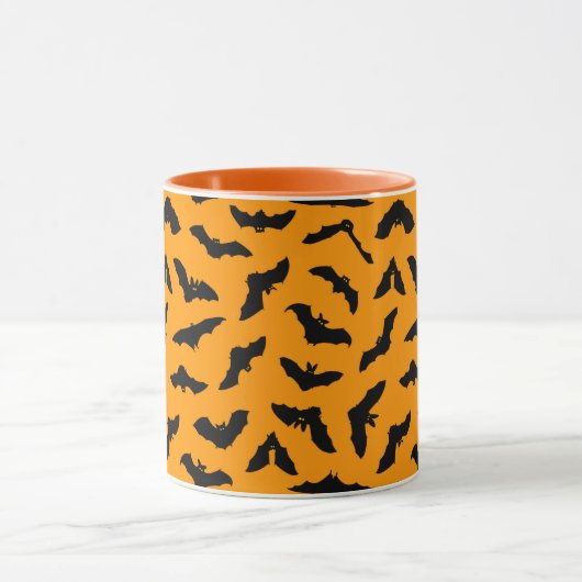 Orange Halloween Flying Bats Tasse (Zentrum)
