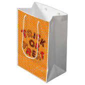 Orange Halloween Trick or Tree Mittlere Geschenktüte (Vorderseite Schrägansicht)