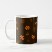 Orange Herbst-Eichen-Blätter gegen dunkles Brown Kaffeetasse (Links)