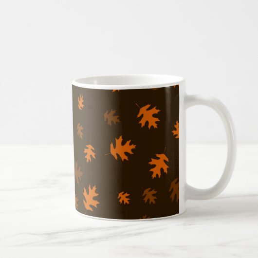 Orange Herbst-Eichen-Blätter gegen dunkles Brown Kaffeetasse (Rechts)