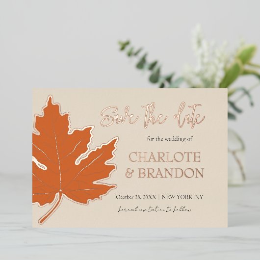 Orange Herbstmapelleaf Hochzeit speichern das Datu Folieneinladung (Stehend vorne)
