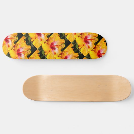 Orange Hibisken Blume Seitenansicht Muster Skateboard (Horizontal)