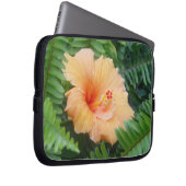 Orange Hibiskus Blume mit Ferns Laptopschutzhülle (Vorne Rechts)