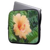 Orange Hibiskus Blume mit Ferns Laptopschutzhülle (Vorderseite Links)