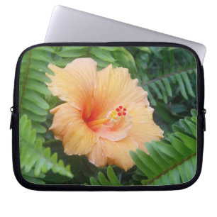 Orange Hibiskus Blume mit Ferns Laptopschutzhülle