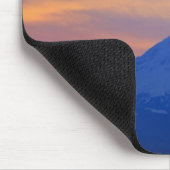 Orange Himmel-Schnee mit einer Kappe bedeckter Mousepad (Ecke)