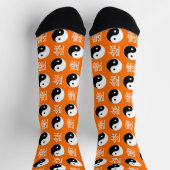 Orange Hintergrund Chinesisches Yinyang-Muster Socken (Oben)