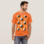 Orange Hintergrund Chinesisches Yinyang-Muster T-Shirt (Vorne ganz)