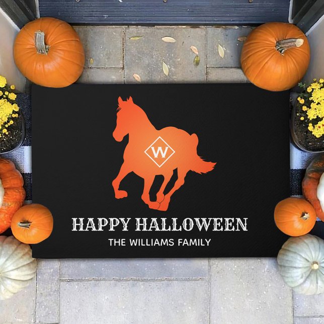 Orange Horse Happy Halloween Familienname Fußmatte (Von Creator hochgeladen)