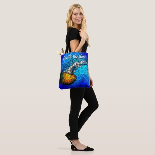 Orange Jellyfish Blauer Ozean Go with Flow Tasche (Am Model)