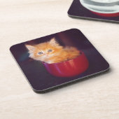 Orange Kätzchen in einer roten Tasse Untersetzer (Linke Seite)