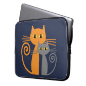 Orange Katze, graue Katze Laptopschutzhülle (Vorderseite Links)