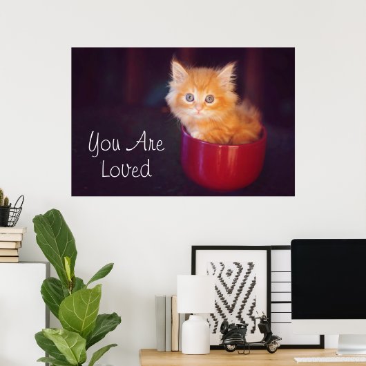 Orange Kitten in roter Tasse Poster (Heimbüro)