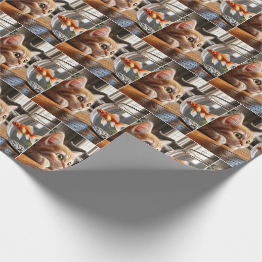 Orange Kitten sieht einen Goldfisch Geschenkpapier (Ecke)