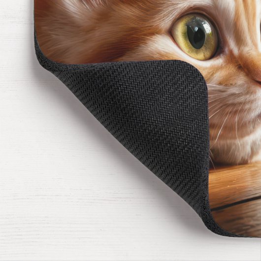 Orange Kitten sieht einen Goldfisch Mousepad (Ecke)