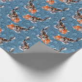 Orange Koi Fisch auf Blauen Waves Gemustert Geschenkpapier (Ecke)