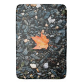 Orange Leaf auf schwarzen Felsen Badematte (Vorderseite Vertikal)