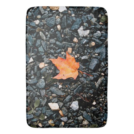 Orange Leaf auf schwarzen Felsen Badematte (Vorderseite Vertikal)