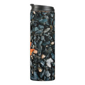 Orange Leaf auf schwarzen Felsen Thermosbecher (Nach rechts gedreht)