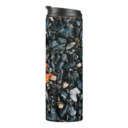 Orange Leaf auf schwarzen Felsen Thermosbecher (Nach rechts gedreht)
