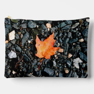 Orange Leaf auf schwarzen Felsen Zubehörtasche