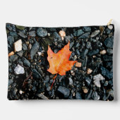 Orange Leaf auf schwarzen Felsen Zubehörtasche (Rückseite)