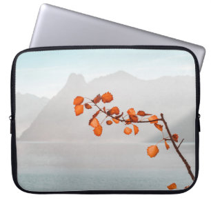 ORANGE LEAF IN DER NÄHE VON WASSER UND BERGEN LAPTOPSCHUTZHÜLLE