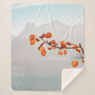 ORANGE LEAF IN DER NÄHE VON WASSER UND BERGEN SHERPADECKE