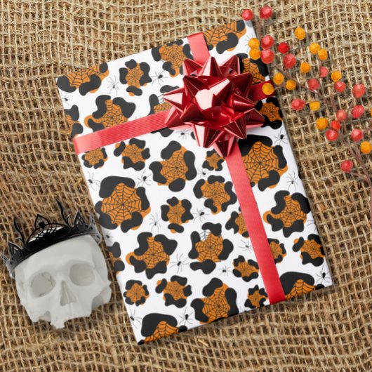Orange Leopard Print Spider Pattern Halloween Geschenkpapier