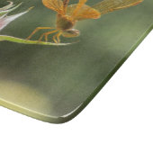 Orange Libelle auf rosa Rosenknospe Schneidebrett (Ecke)