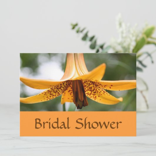 Orange Lily Blume Dusche Einladung (Stehend Vorderseite)