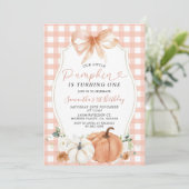 Orange Little Pumpkin Fall Gingham Einladung (Stehend Vorderseite)