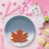 Orange Maple Leaf On Fresh Snow  Pappteller (Party)