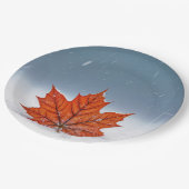 Orange Maple Leaf On Fresh Snow  Pappteller (Schrägansicht)