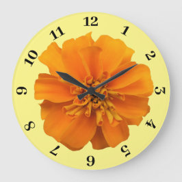 Orange Marigold auf gelbem Hintergrund Große Wanduhr