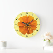 Orange Marigold auf gelbem Hintergrund Große Wanduhr (Zuhause)