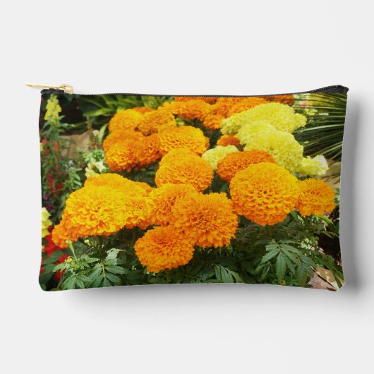 Orange Marigolds Pouch Zubehörtasche (Vorderseite)
