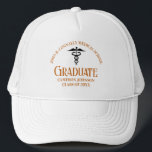 Orange Medical School Abschluss Truckerkappe<br><div class="desc">Dieser orangefarbene Abschluss der medizinischen Fakultät bietet moderne Typografie für eine Klasse von 2024 Absolventen. Passen Sie mit Ihrem geschlossen Jahr unter der Kadukus für große personalisierte Krankenschwester oder Arzt zu halten für einen geschlossen Arzt.</div>