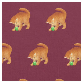 Orange Miezekatze-Katze, die mit Ball-Gewebe Stoff